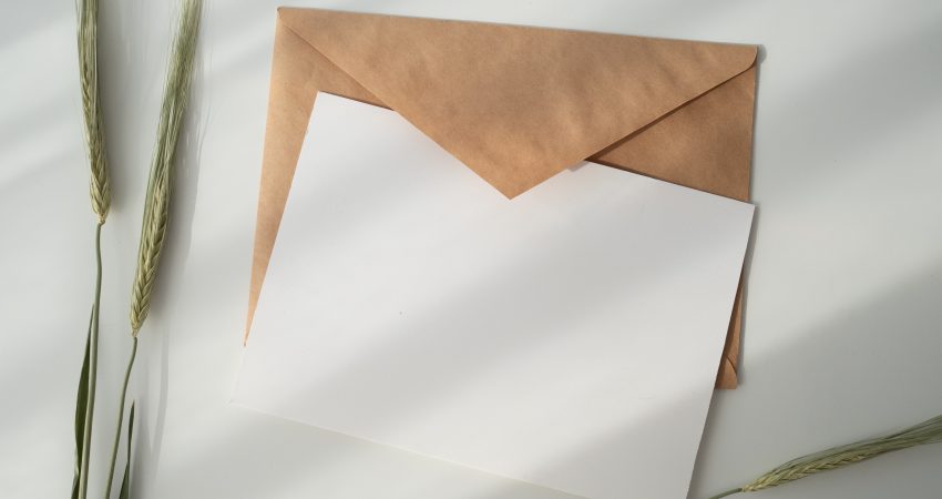 Weißes Papier auf braunem Briefumschlag