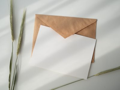 Weißes Papier auf braunem Briefumschlag