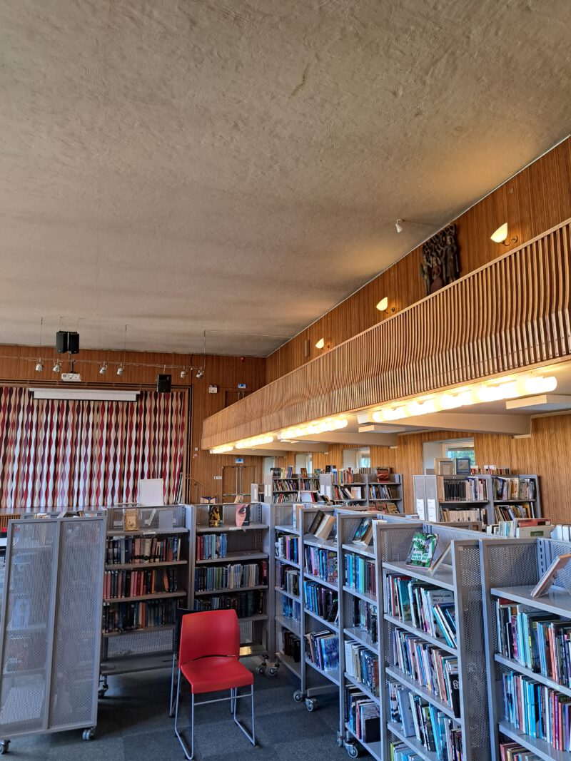 Schule Stockholm Bibliothek. Holzverkleidung und warmes Licht